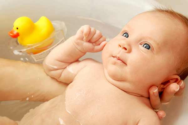 Малыш в ванне с резиновой уточкой