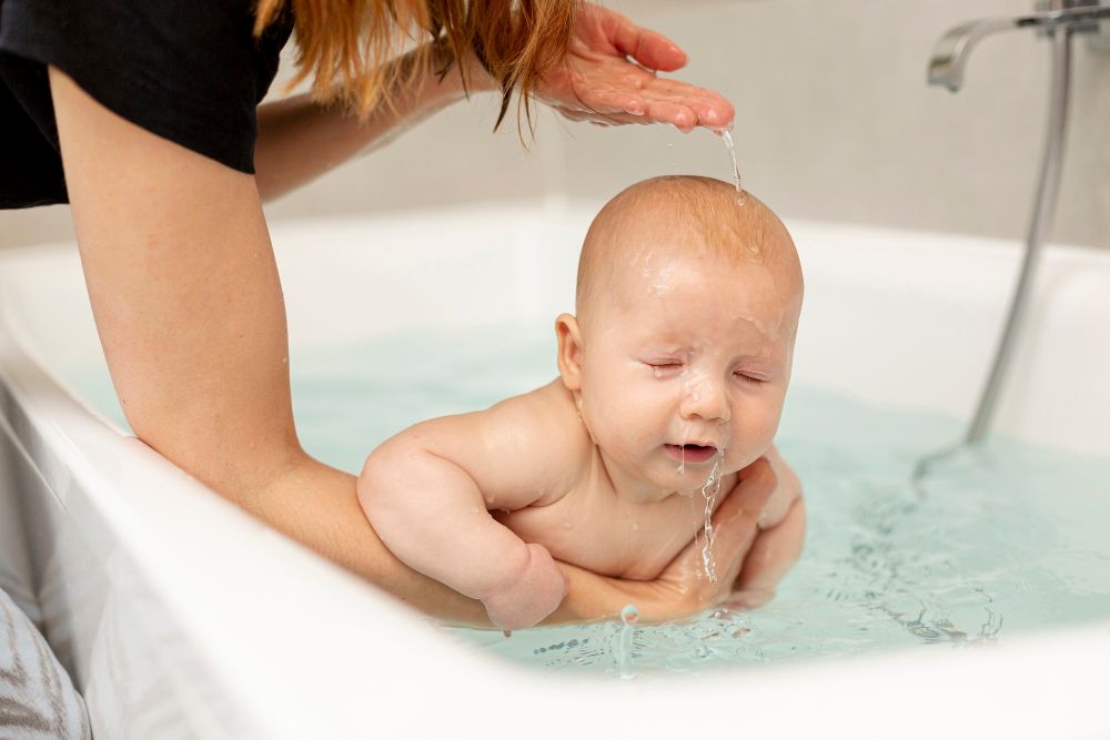 Как правильно купать младенца